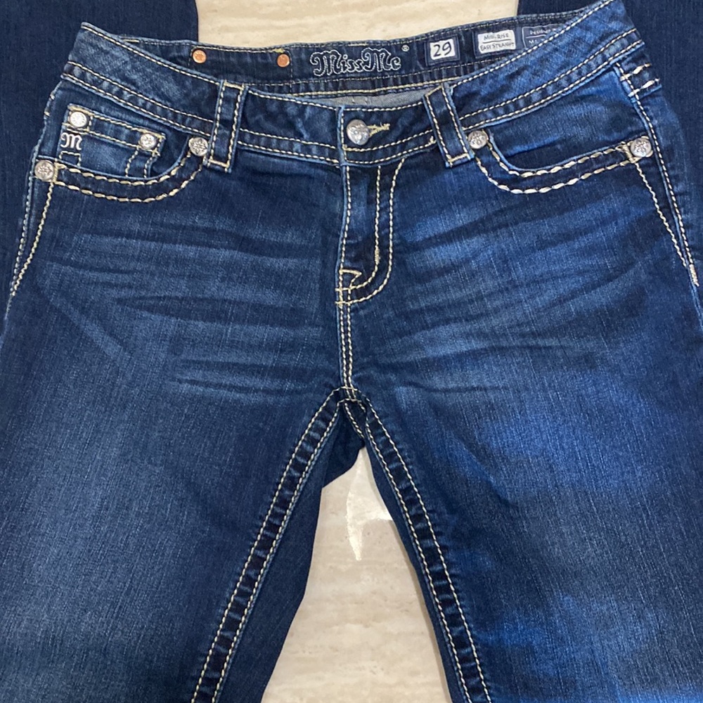 Miss Me Signature Embroidered Bling Easy Straight jeans